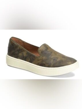 Sofft Sz 7 Brown Leather Women’s Slip-On Shoes with camouflage design